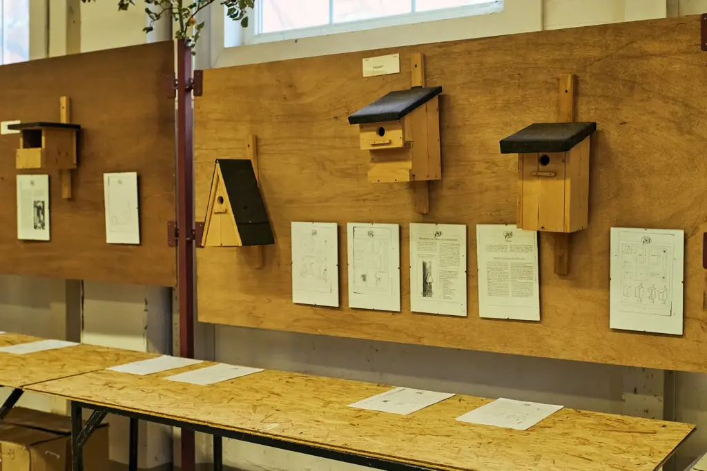 Nisthilfen an einer Wand mit Erklärungen und Bauanleitungen