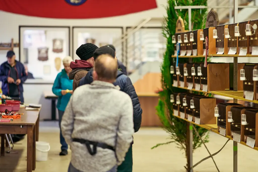 Besucher genießen die festlich geschmückte Vogelschau.